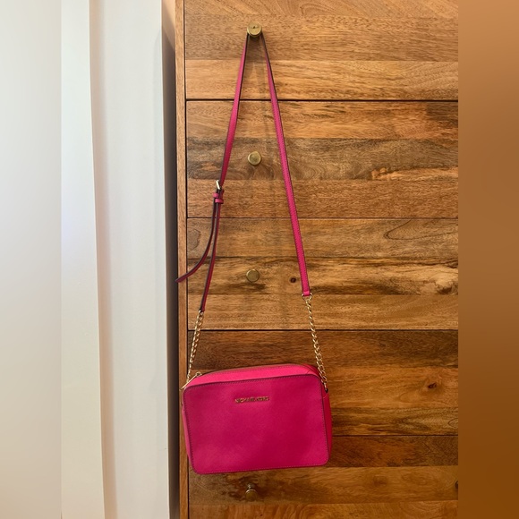 Micheal Kors Pink Leather Jet Set Crossbody Bag - Picture 2 of 5